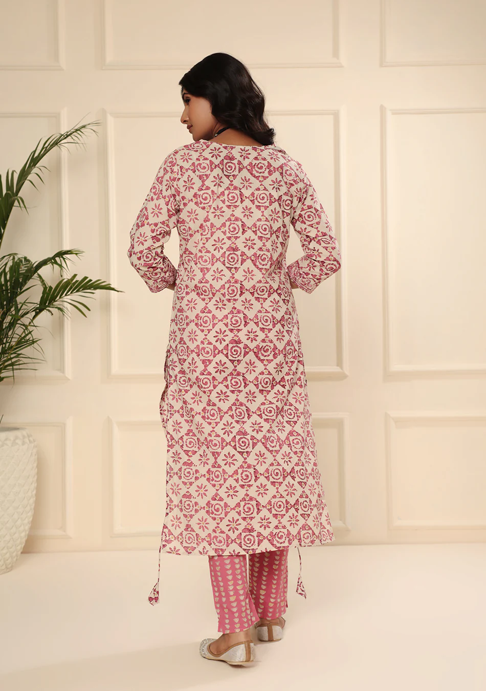 ARAVALII White AND RED FLORAL PRINT KURTA PANT SET WITH DUPATTA - Image 7