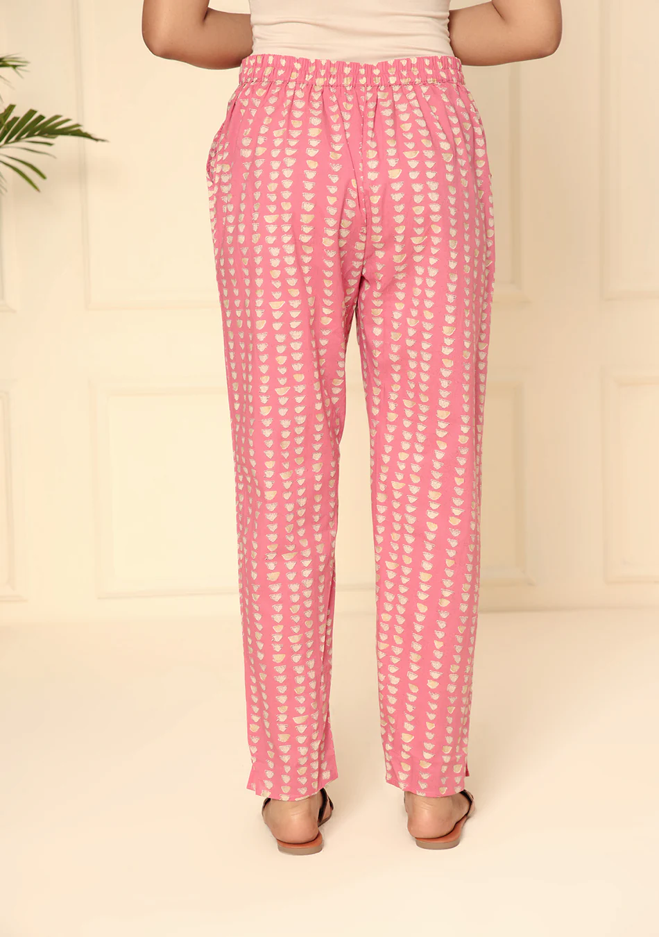ARAVALII White AND RED FLORAL PRINT KURTA PANT SET WITH DUPATTA - Image 9