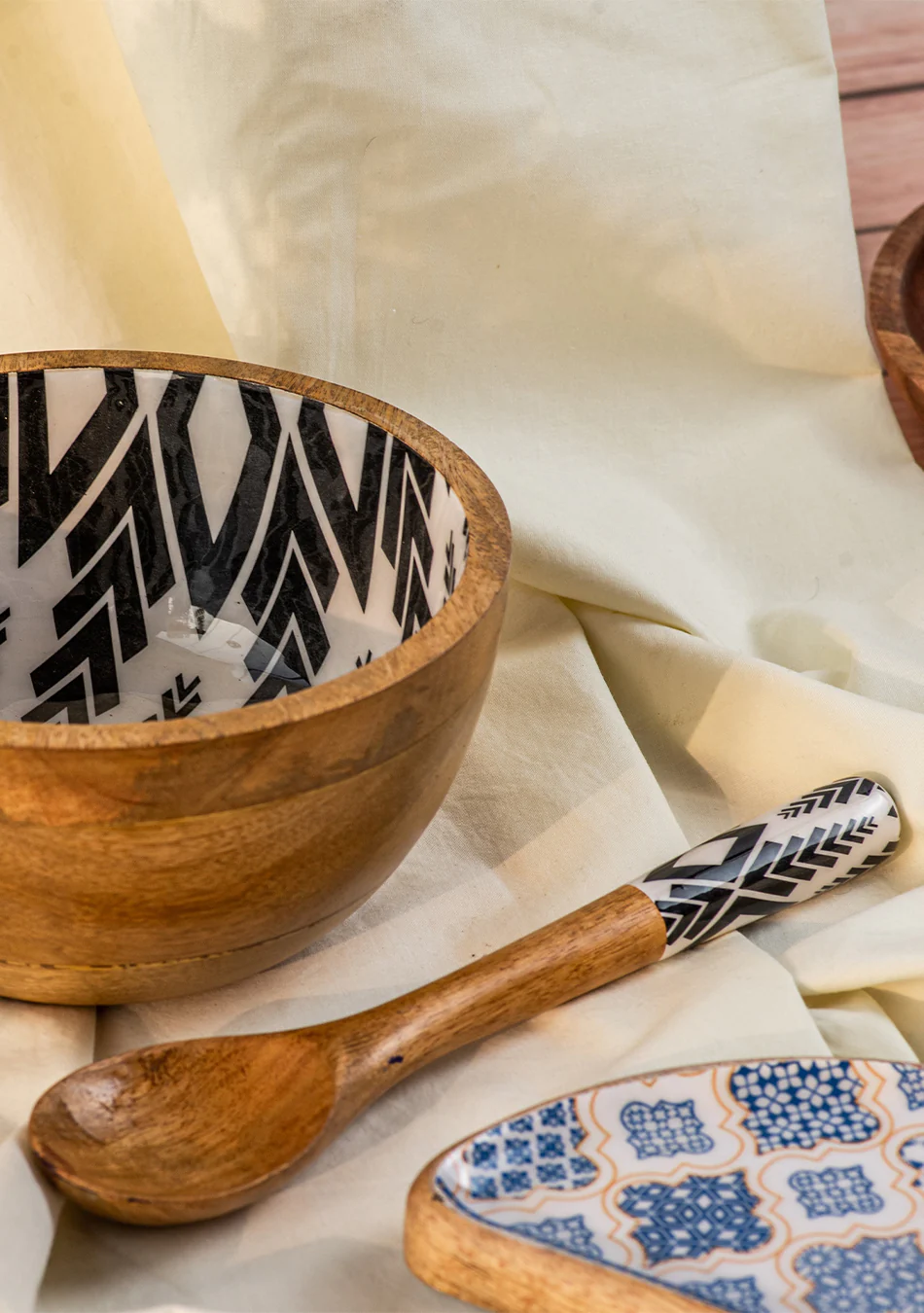Zebra Salad Bowl with Serving Spoon - Image 8
