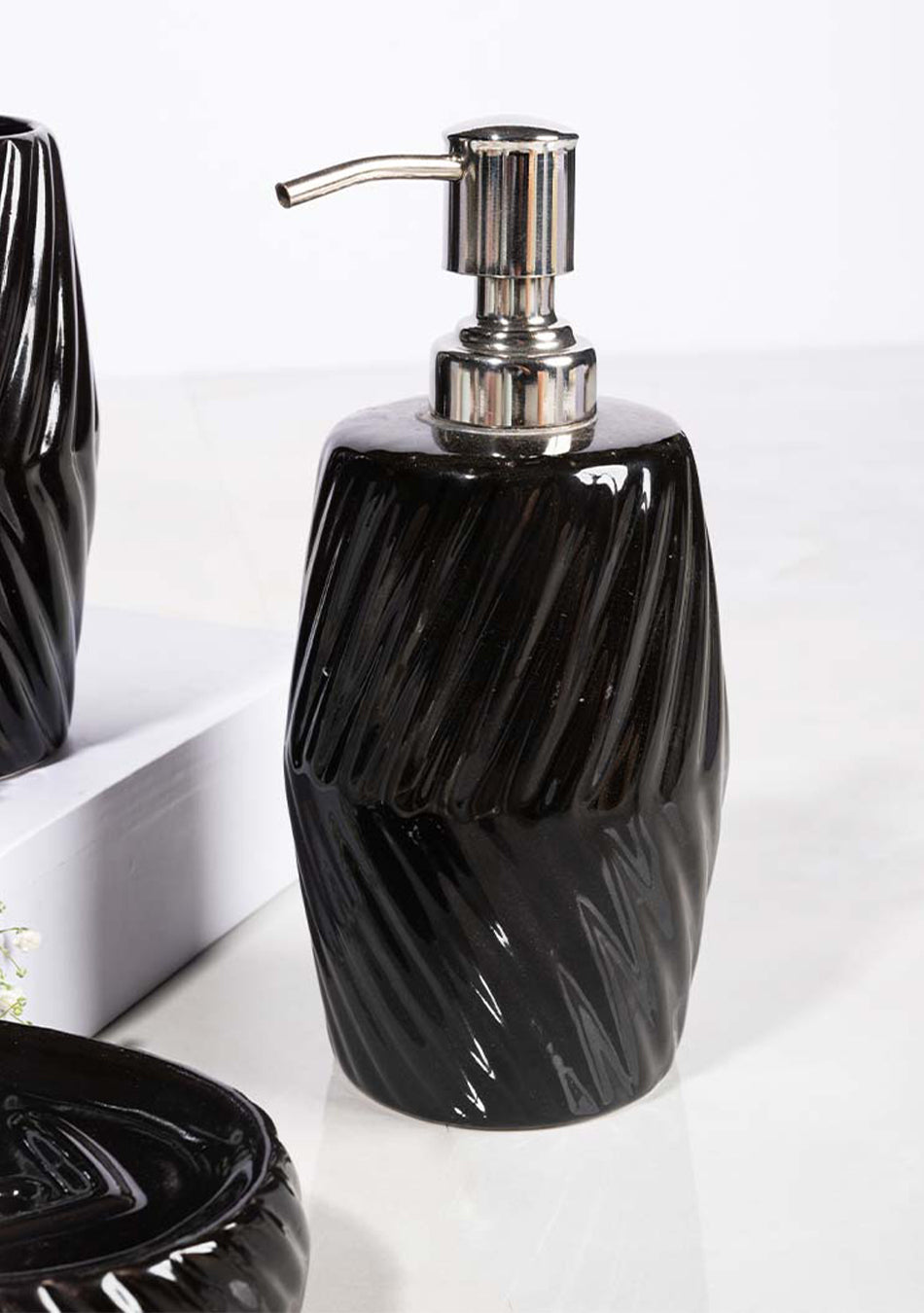 Black Striped Bathroom Set - Image 8