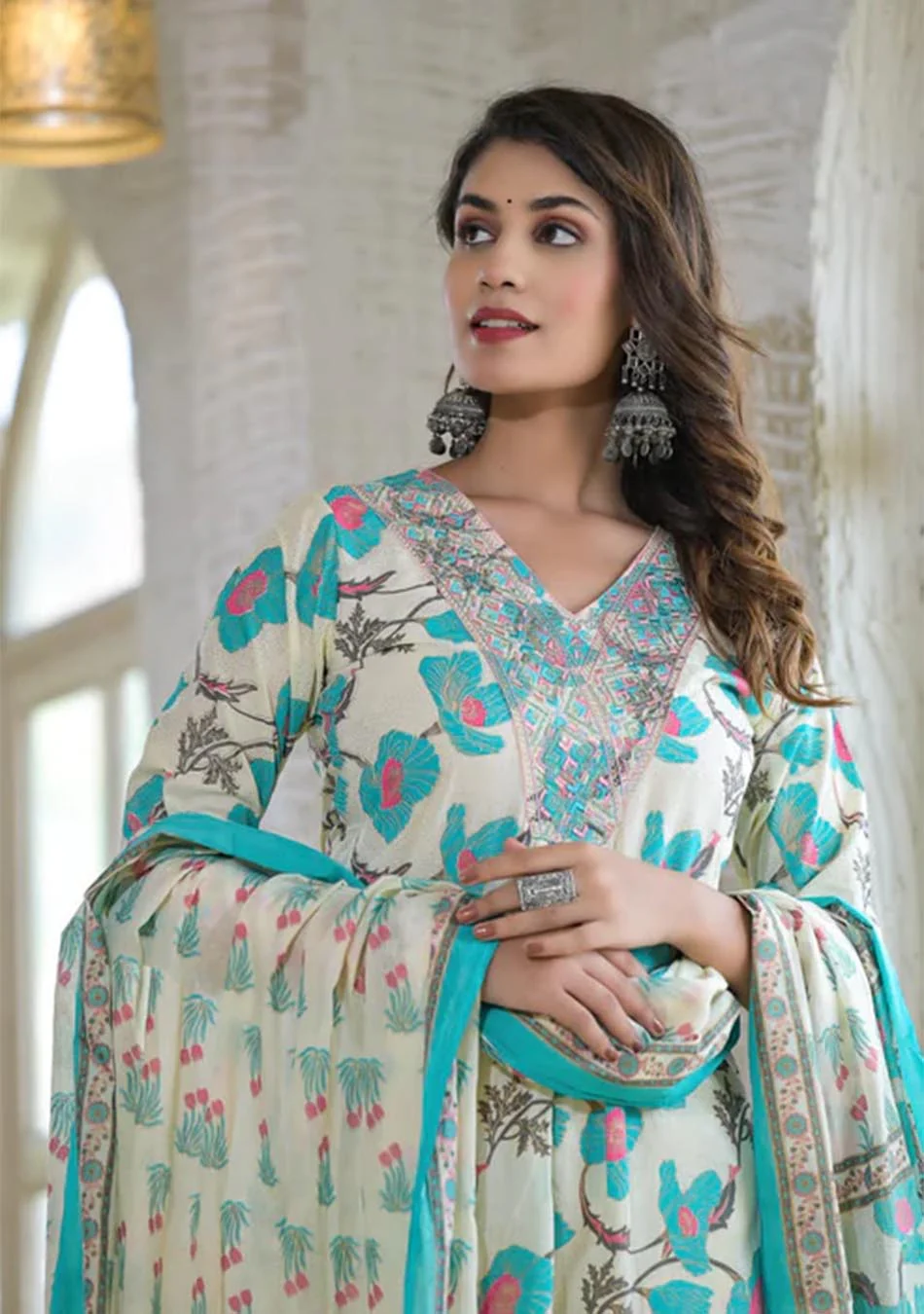 Blue and white floral V cut kurta pant set with dupatta - Image 4