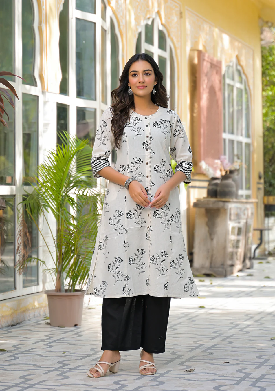 Aravalii Chalk Mist Blossom Kurta - Image 2