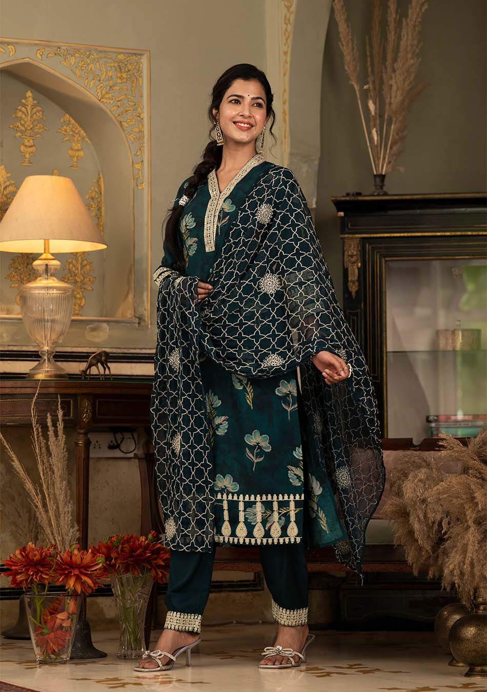 Emerald Green Muslin silk with Intricate Zari Dupatta - Image 2