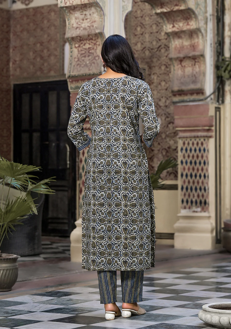 Grey and Blue Printed Suit With Dupatta - Image 4