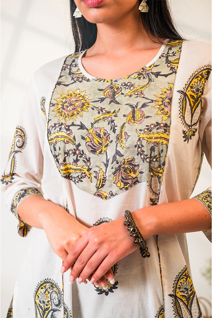 Hand-Block Printed Paisley Pattern White Kurta & Pant Set - Image 3