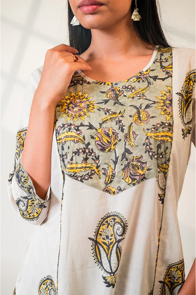 Hand-Block Printed Paisley Pattern White Kurta & Pant Set - Image 4