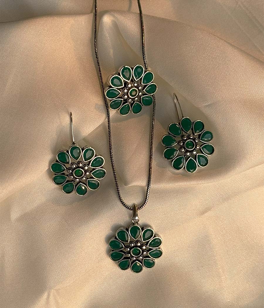 Emerald Blossom Pendant Set - Image 15