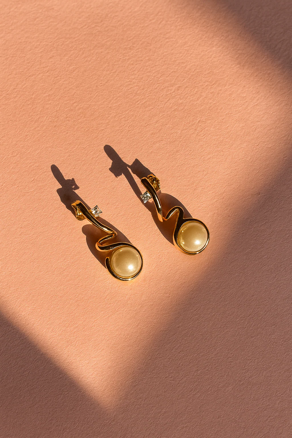 Golden Wave Pearl Earrings - Image 6