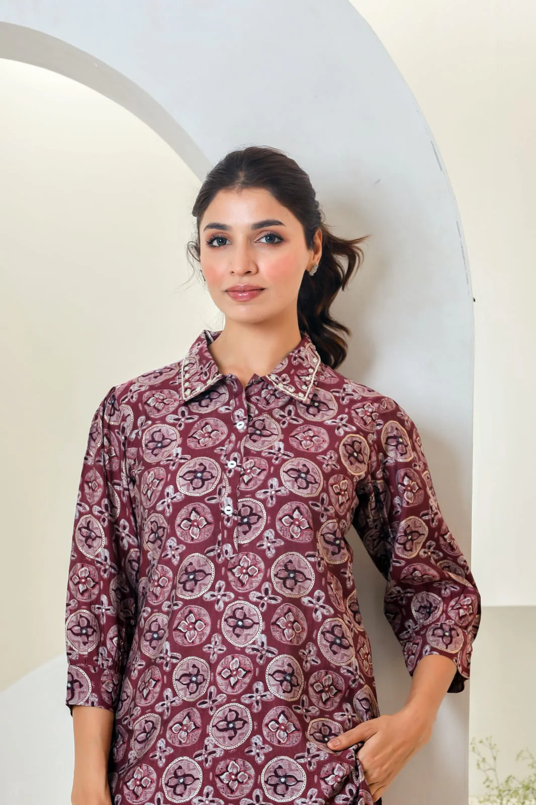 Maroon Print Muslin Kurta With Hem Cuffed Pant Set - Image 4