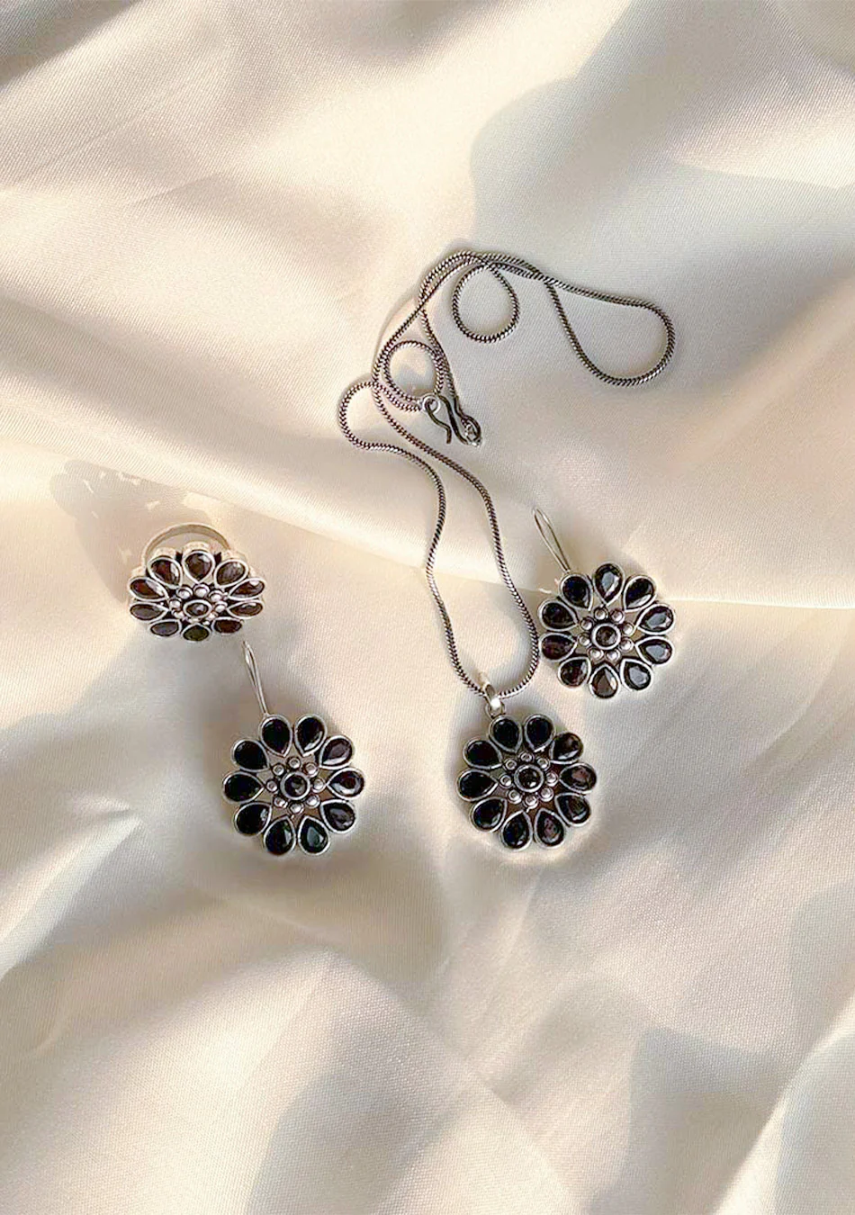 Noir Bloom Pendant Set - Image 2