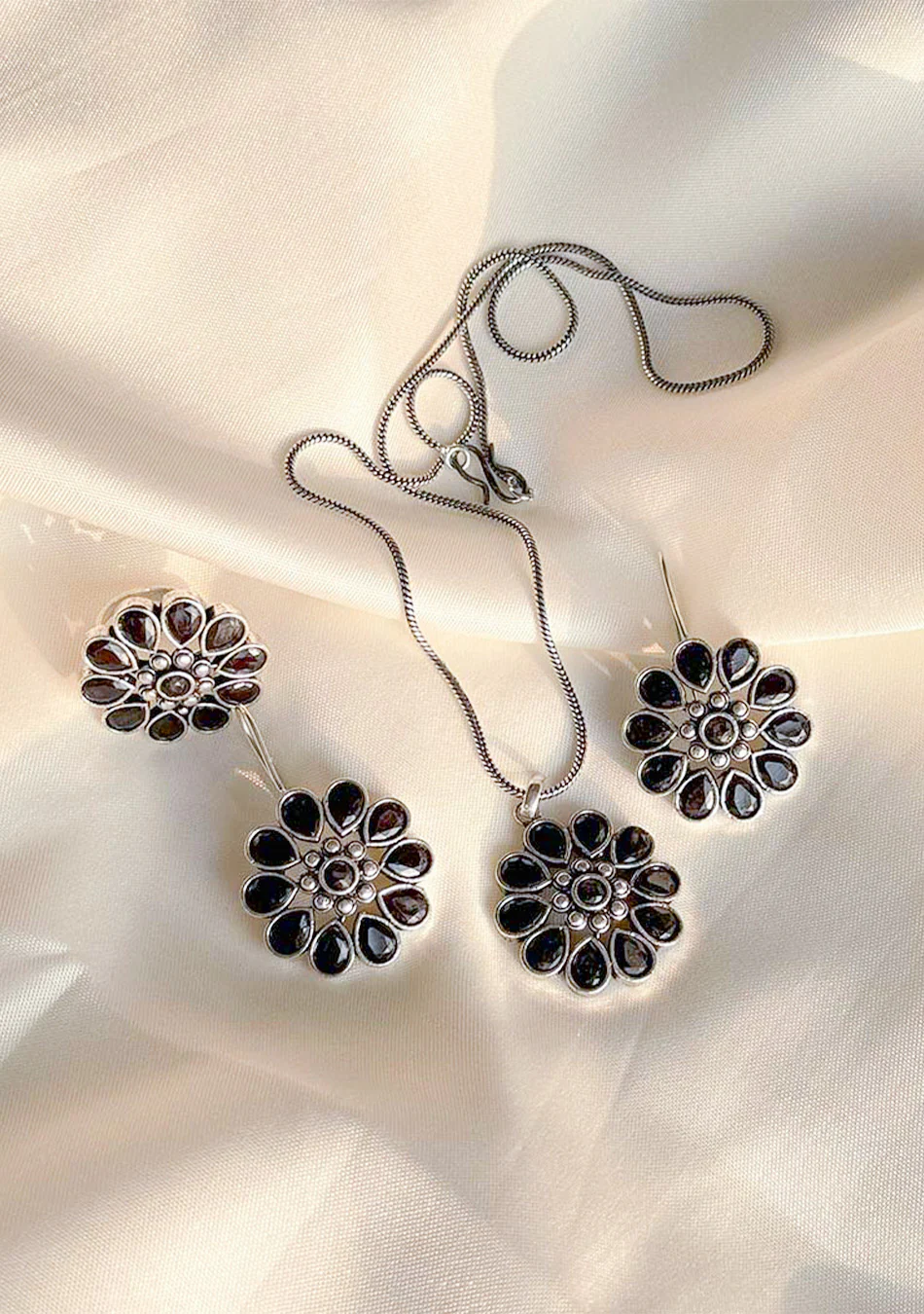 Noir Bloom Pendant Set - Image 6