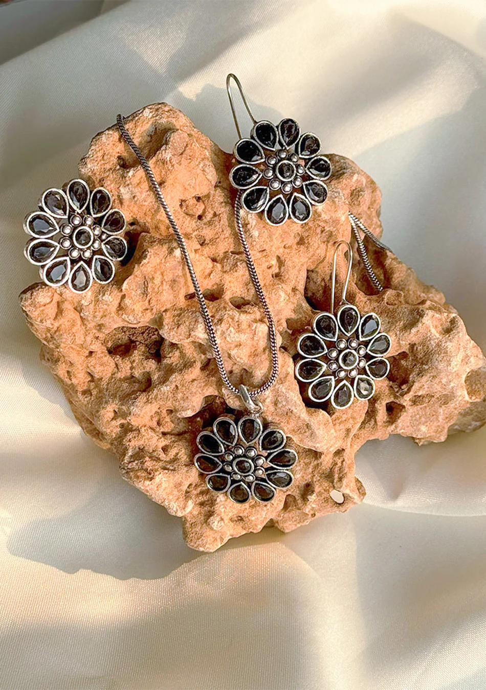 Noir Bloom Pendant Set - Image 7