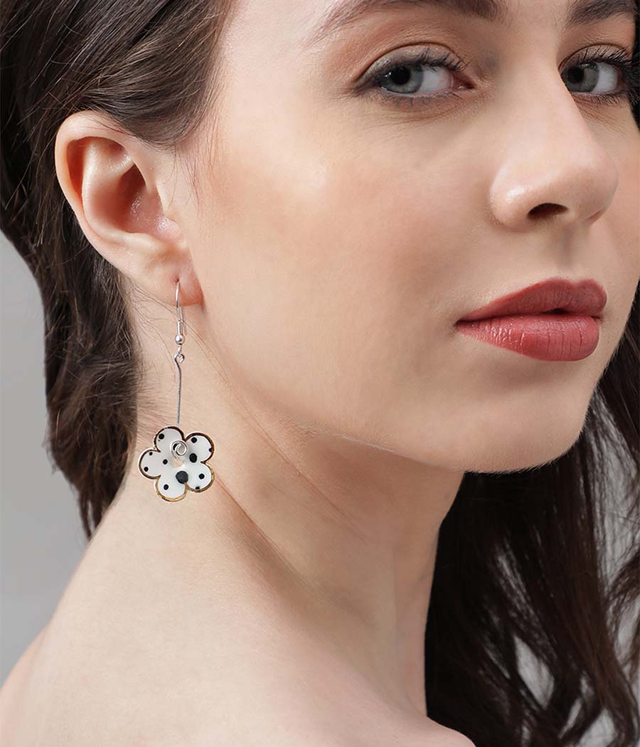 Snowdrop Noir Earrings - Image 2