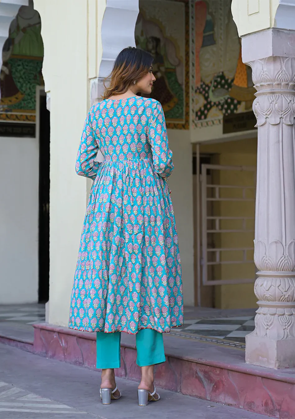 Turquoise blue Floral Muslin Printed Kurta Pand with Dupatta - Image 2