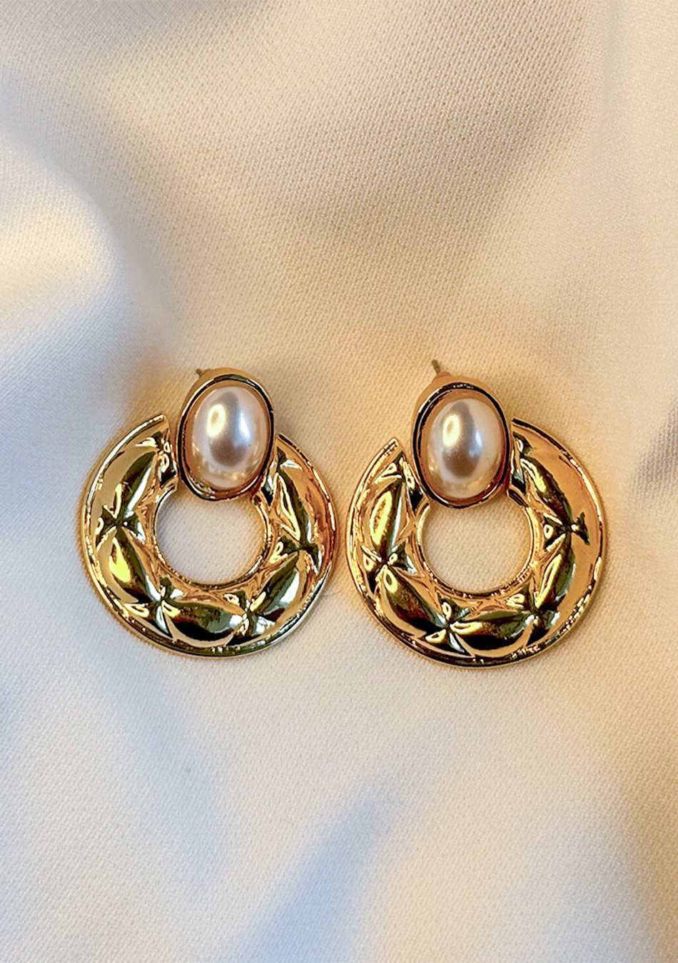 VINTAGE PEARL CREST EARRINGS - Image 2
