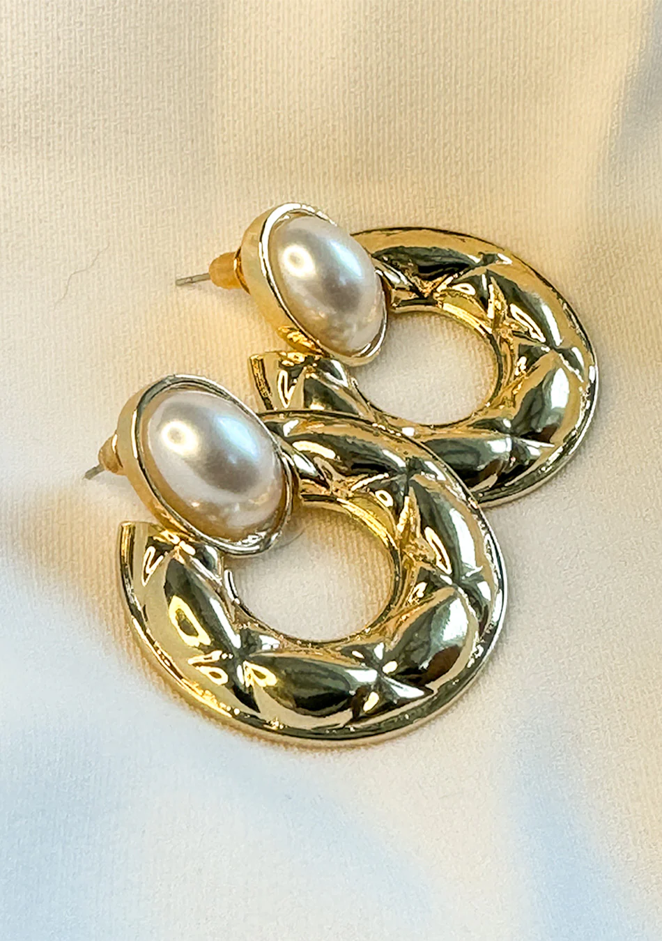 VINTAGE PEARL CREST EARRINGS - Image 3