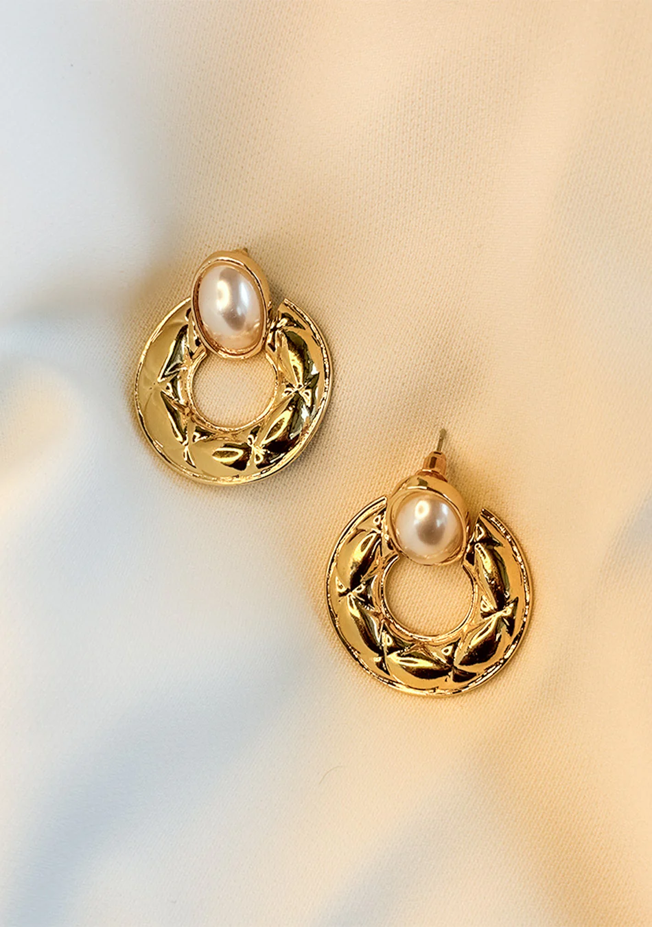 VINTAGE PEARL CREST EARRINGS - Image 7